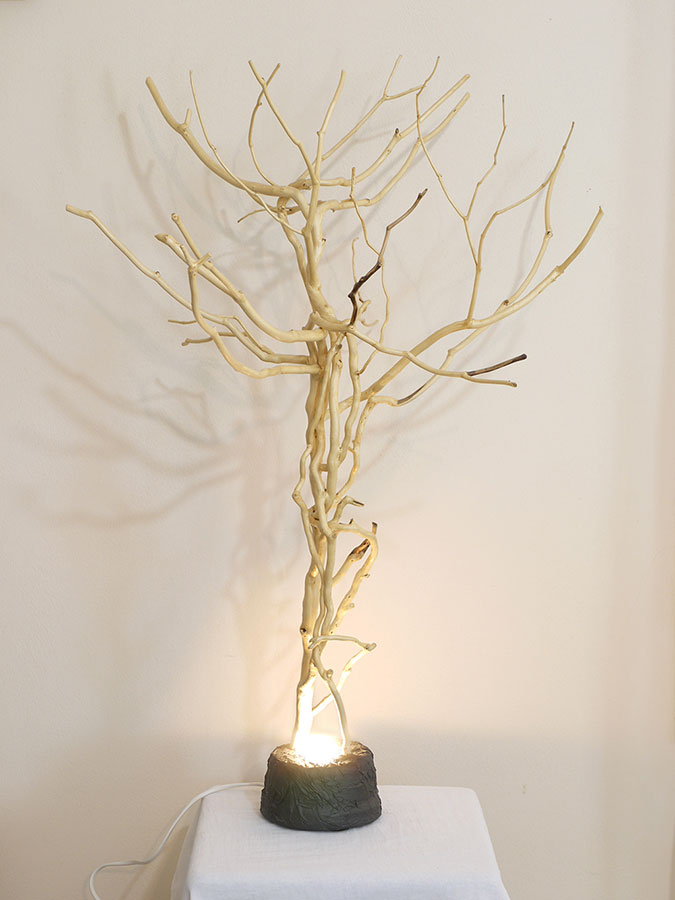Scultura-in-legno-con-lampada